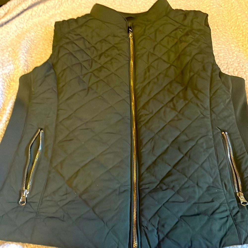 New York & Company Olive Zip-up outerwear vest with stretchy sides. Size L.